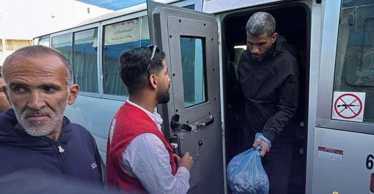 إفراج الاحتلال عن 17 أسيراً من غزة عبر كرم أبو سالم