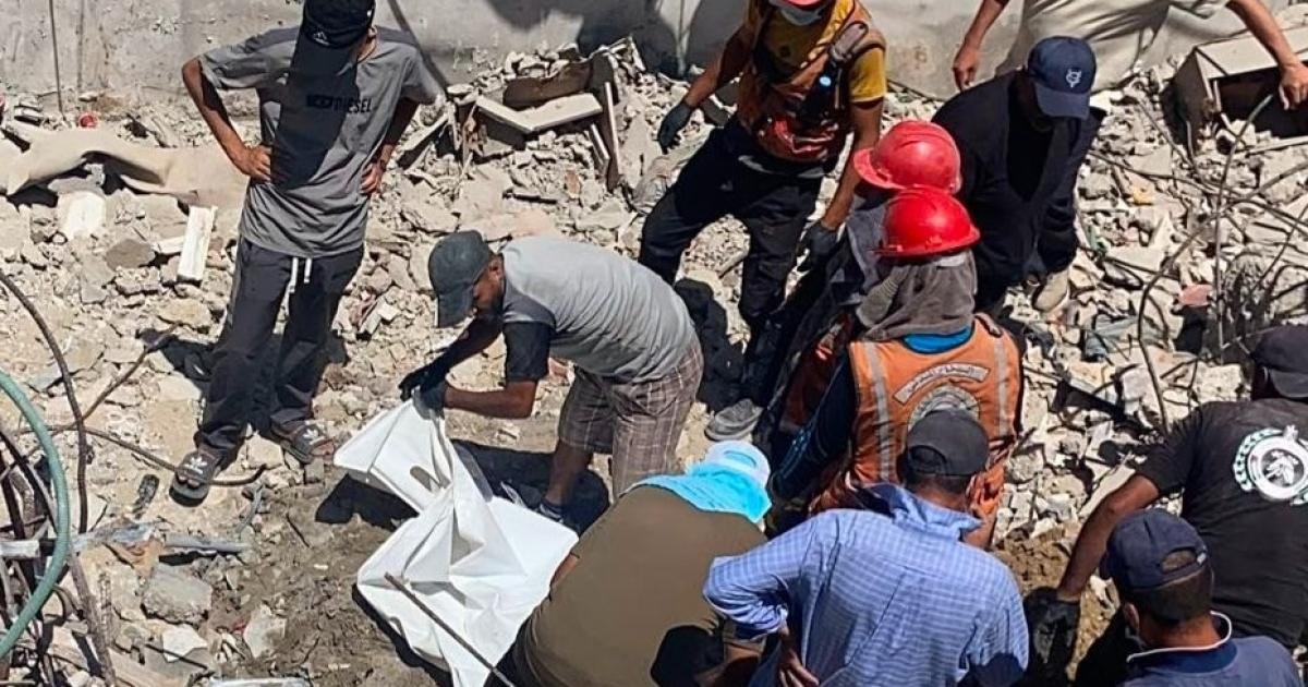 الدفاع المدني ينتشل رفات ضحايا من أنقاض منزل عائلة عطا الله