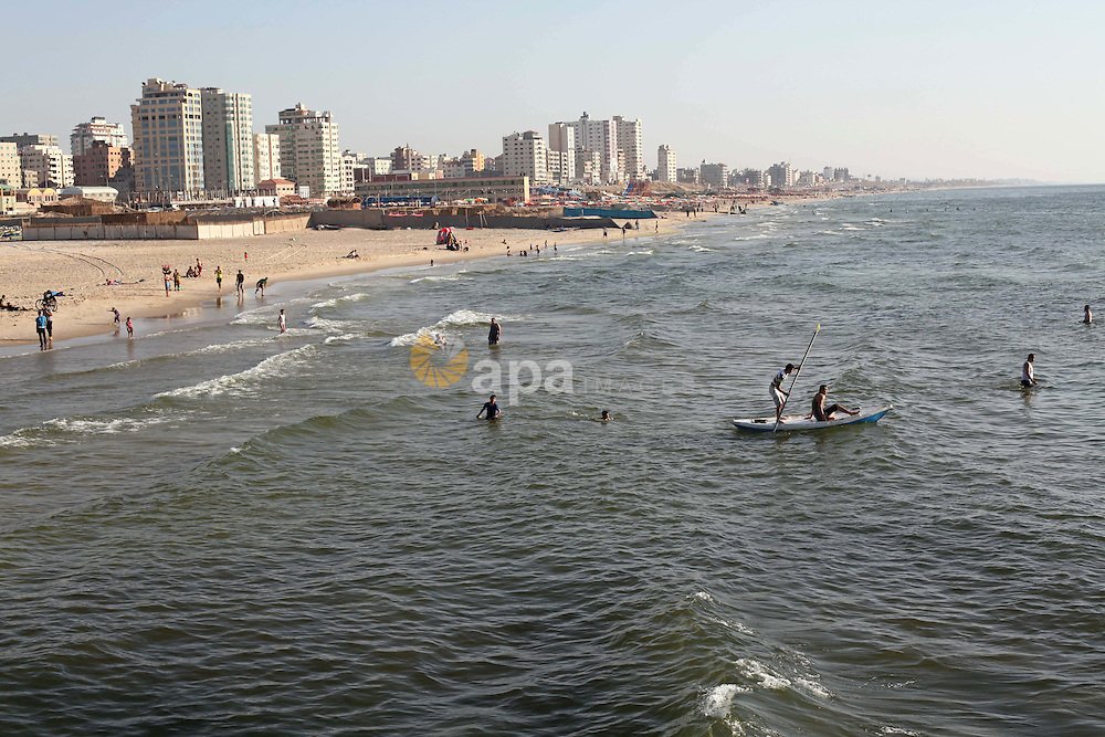 على شاطئ القرارة: البحر آخر متنفّس بقي لنازحي المواصي