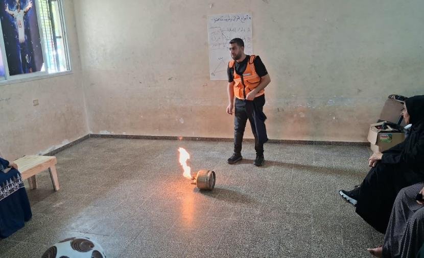 الدفاع المدني يدرب نازحي الزوايدة على إخماد الحرائق