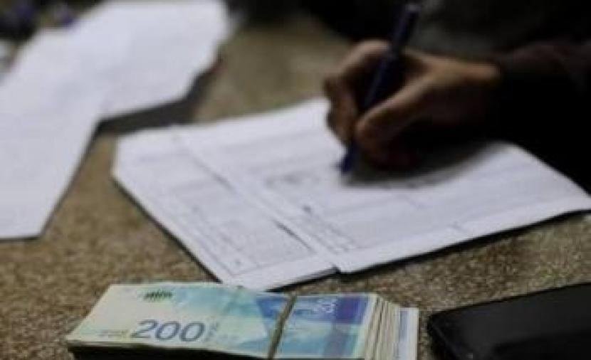 الشرطة في خان يونس تحسم نزاعين ماليين بقيمة 49 ألف شيكل