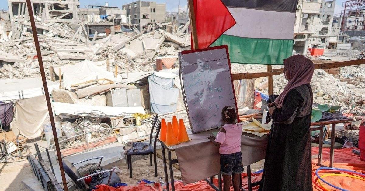 غزة تطلق عاماً دراسياً استثنائياً وسط دمار المدارس