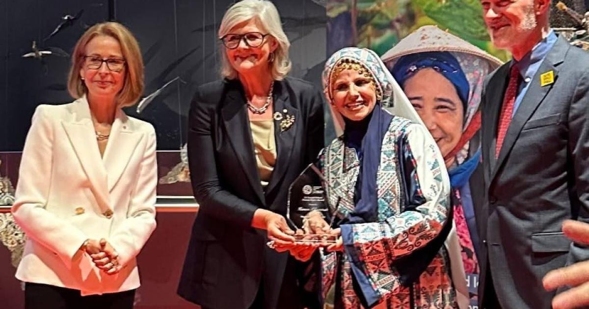 حنين السماك تكرّم في أستراليا وتهدى الجائزة لوالدتها النازحة