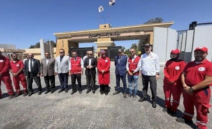 رئيسة الهلال الأحمر التركي تزور معبر رفح من جانبه المصري
