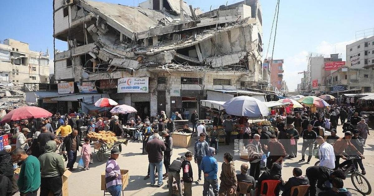 إغلاق معبري غزة يفاقم أزمة الغذاء ويهدد الأسواق
