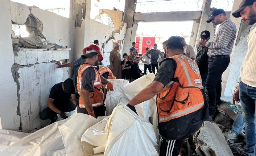 الدفاع المدني ينتشل 14 جثة من أنقاض عمارة التاج بغزة