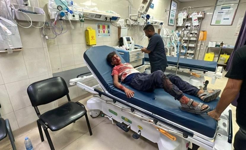 استشهاد محمد أبو أسد بقصف خيمة نازحين قرب مستشفى شهداء الأقصى