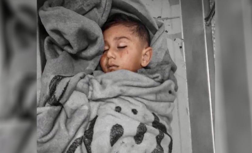 استشهاد طفل نازح بقذيفة في مدرسة بدير البلح وسط غزة