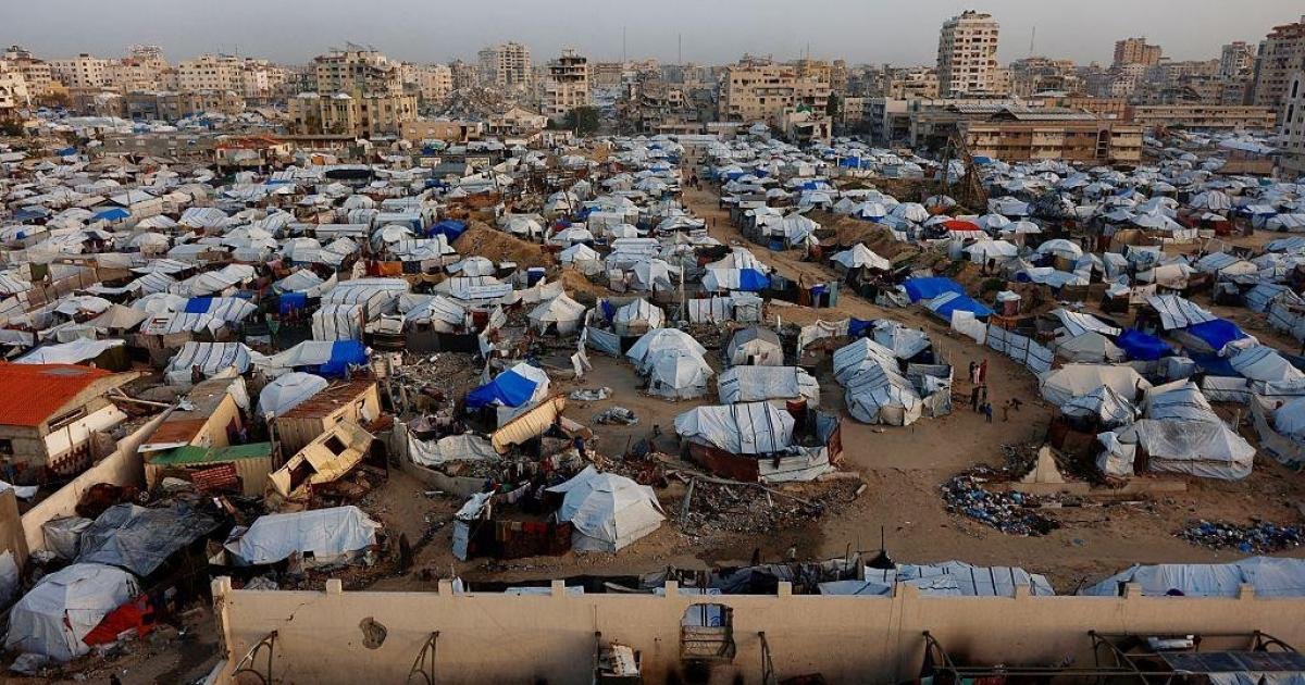 دخول المساعدات عبر معبر واحد وخيام بالية قبل شتاء غزة
