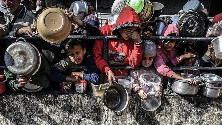 منع إدخال الشاحنات واحدة منها.. كيف يصعّد الاحتلال حرب التجويع في غزة؟