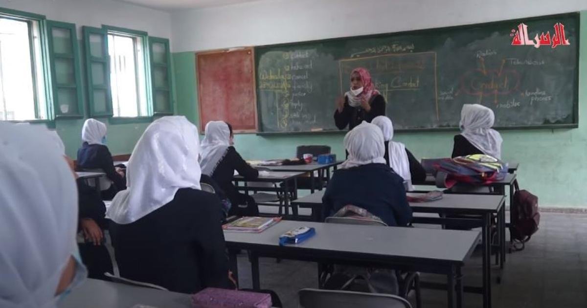 معلمة تصاب برصاصة أثناء تدريسها في خيمة بخانيونس