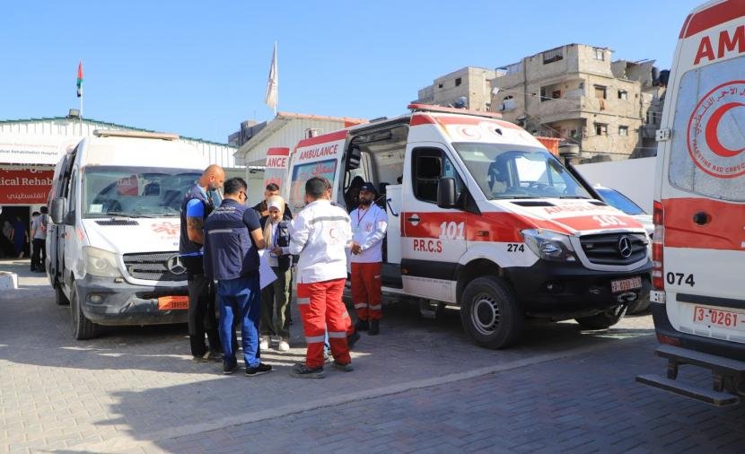 مغادرة 45 مريضاً ومرافقيهم عبر معبر رفح للعلاج الخارجي