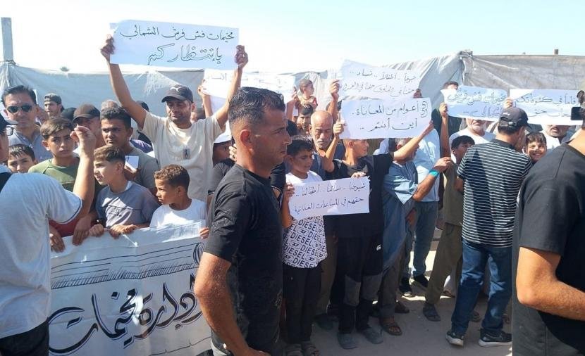 نازحو المواصي يحتجون على انقطاع المساعدات الإنسانية