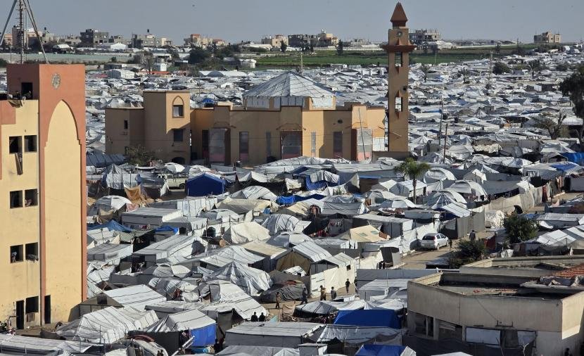 نازحو غزة يرتبون خيامهم المتهالكة استعداداً لموسم الشتاء