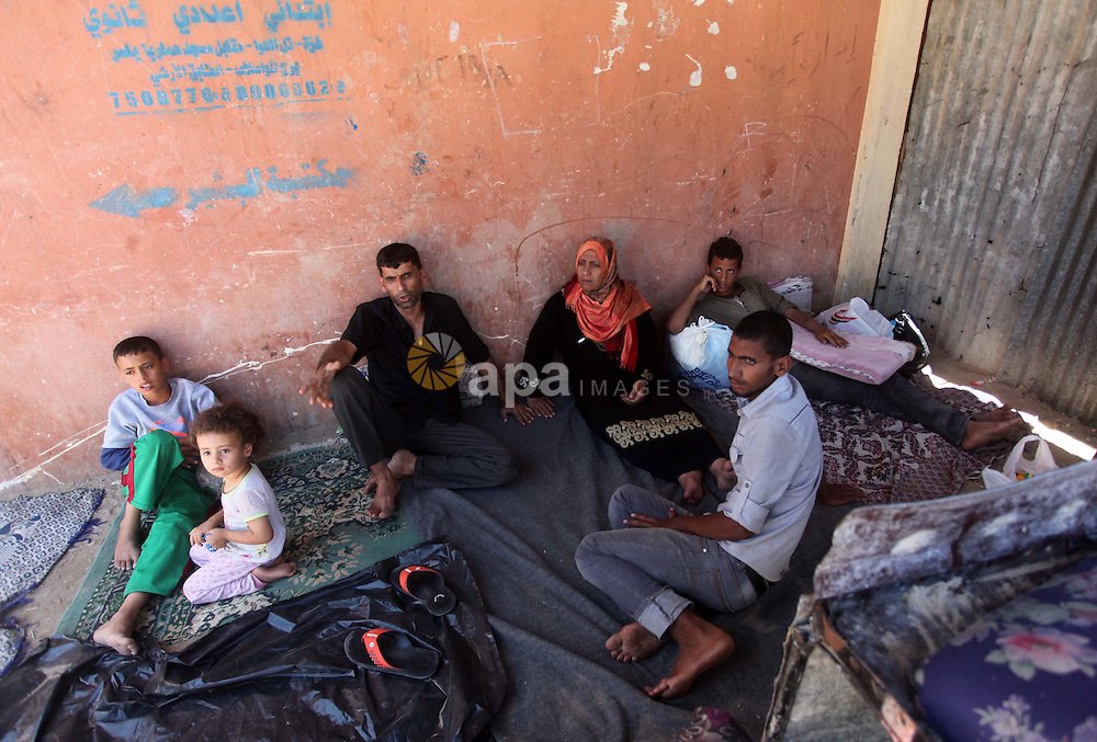 عائلات تترك مناطقها جنوب شرقي دير البلح بعد تقدّم في أبو العجين