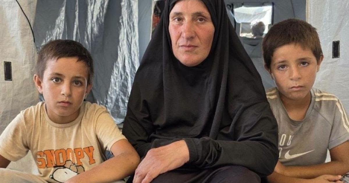 أم نازحة تقطع مسافات طويلة مشياً لعلاج ابنها الجريح