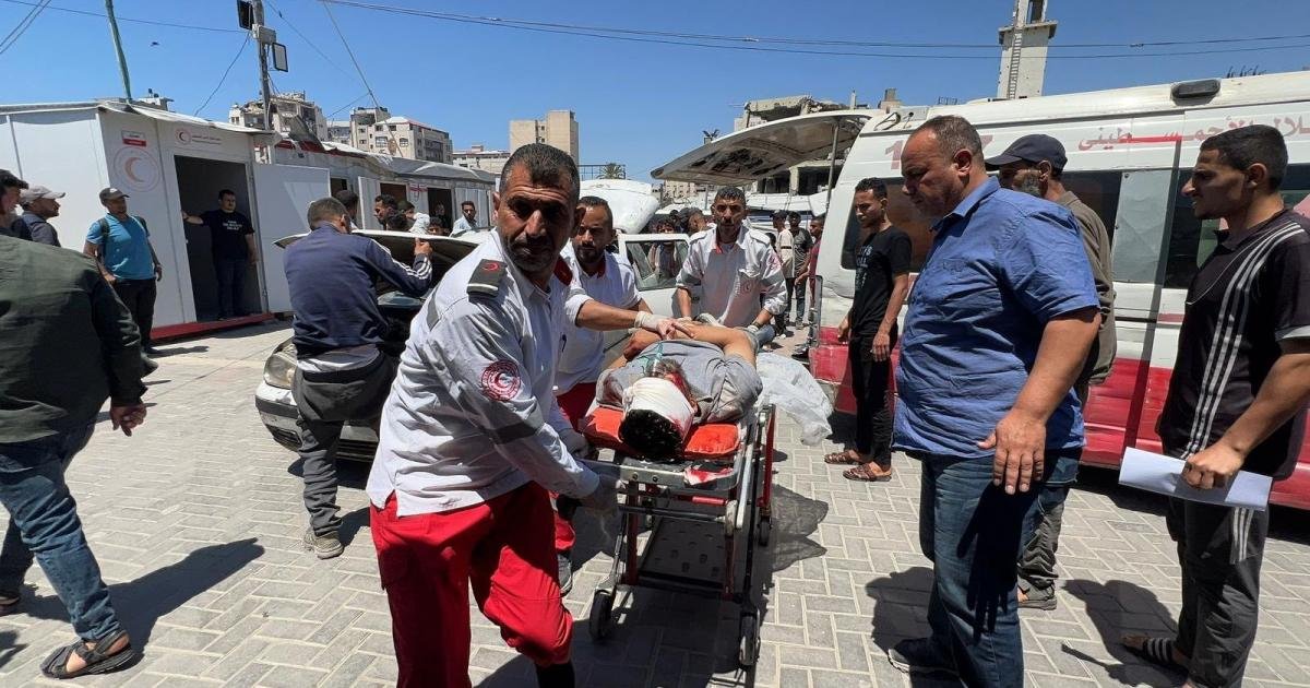 إصابة 3 مواطنين بقصف مخزن في قسم الولادة بمستشفى شهداء الأقصى