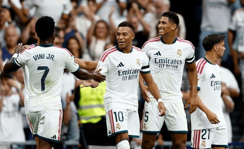 رباعية أمام ملقا تضع ريال مدريد منفرداً في صدارة الليغا