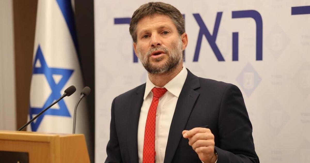 سموتريتش يدعو لمنع إعمار غزة لدفع السكان نحو الهجرة
