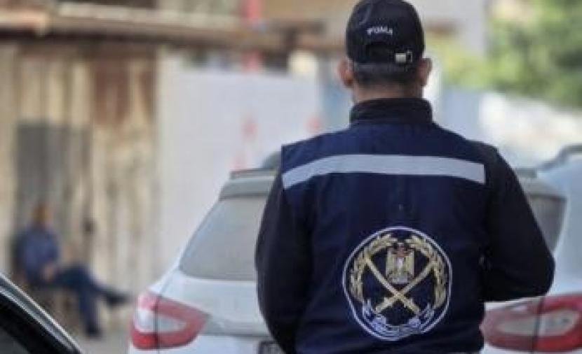 الشرطة المجتمعية تسوّي 3 خلافات مالية بالتقسيط في النصيرات وخان يونس