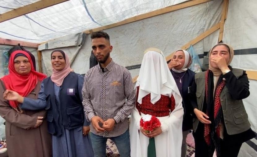زفافٌ تحت الخيام: ناجيان يبنيان حياةً جديدةً في دير البلح